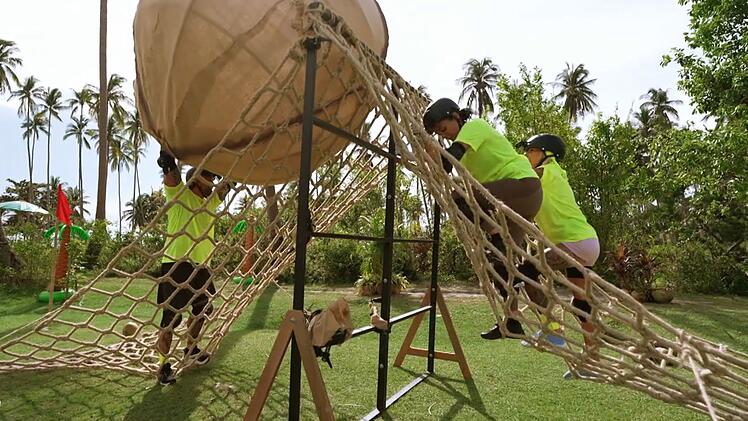 Orange hatte ein Problem: Team Gelb. Dort wuchtete Muskelgebirge Kevin die zu transportierenden N&uuml;sse quasi im Alleingang durch den Parcours.