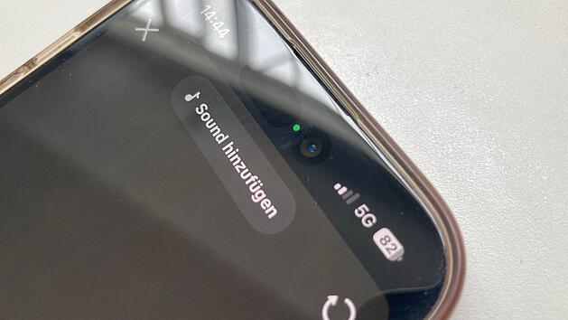 Ein gr&uuml;ner Punkt auf Handy: wichtiger Warnhinweis