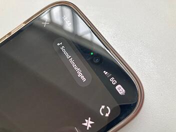 Ein gr&uuml;ner Punkt auf Handy: wichtiger Warnhinweis