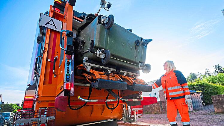 Die M&uuml;llentsorgung wird ausschlie&szlig;lich &uuml;ber Geb&uuml;hren finanziert. Im Landkreis Forchheim sollen zudem f&uuml;nf elektrische M&uuml;lltransporter angeschafft werden.Julian Stratenschulte, dpa