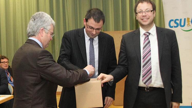 Die beiden Kandidaten losen aus, wer sich zuerst vorstellen darf. Auch hier gewinnt der Wunsiedler.