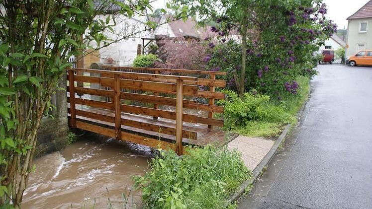 "Randvoll" floss die Aurach gestern durch Tretzendorf, doch blieb sie noch unter dem kritischen Pegel. Nicht nur die Anwohner hoffen jetzt endlich auf eine Regenpause.