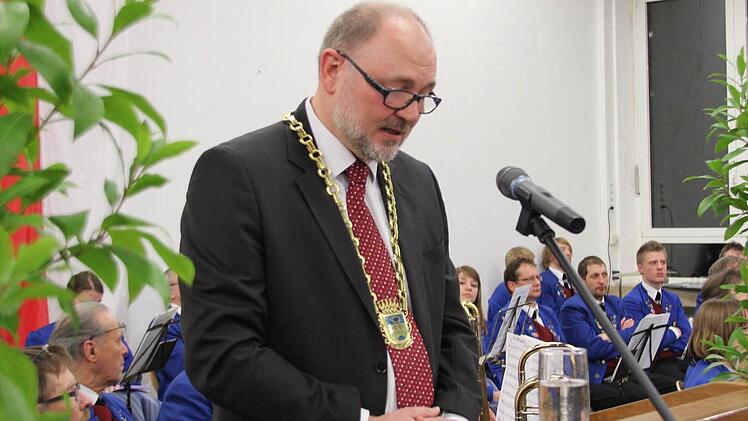 Bürgermeister Robert Hermann bei seiner Ansprache.