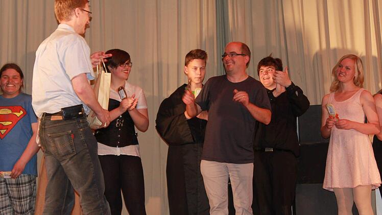 Rektor Hartmut Weiß bedankte sich bei Ulrich Offenwanger, der das Stück mit den Schülern einstudiert hatte. Foto: Katharina Becht