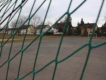 Der alte Schulsportplatz in Adelsdorf soll verkauft werden, um Platz für ein Wohngebiet zu machen. Foto: Sabine Memmel