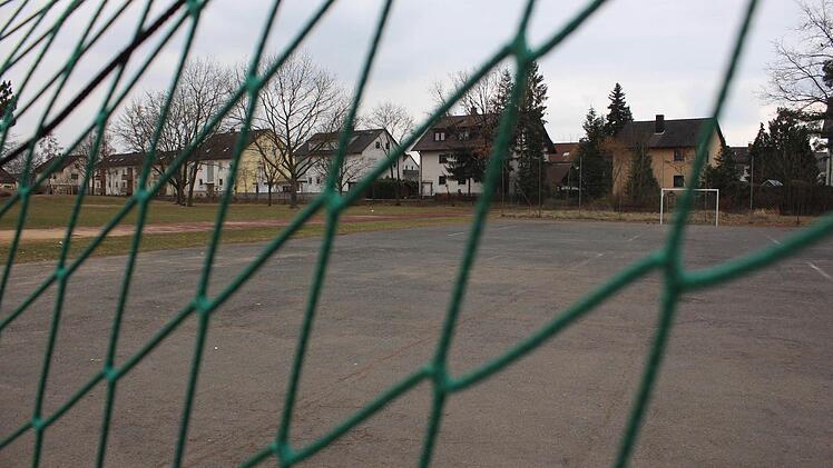 Der alte Schulsportplatz in Adelsdorf soll verkauft werden, um Platz für ein Wohngebiet zu machen. Foto: Sabine Memmel