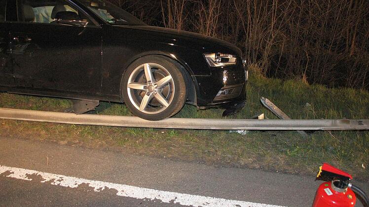 Dann konnte der Unfallwagen in Richtung Abschlepper gezogen werden.  Foto: Friedwald Schedel