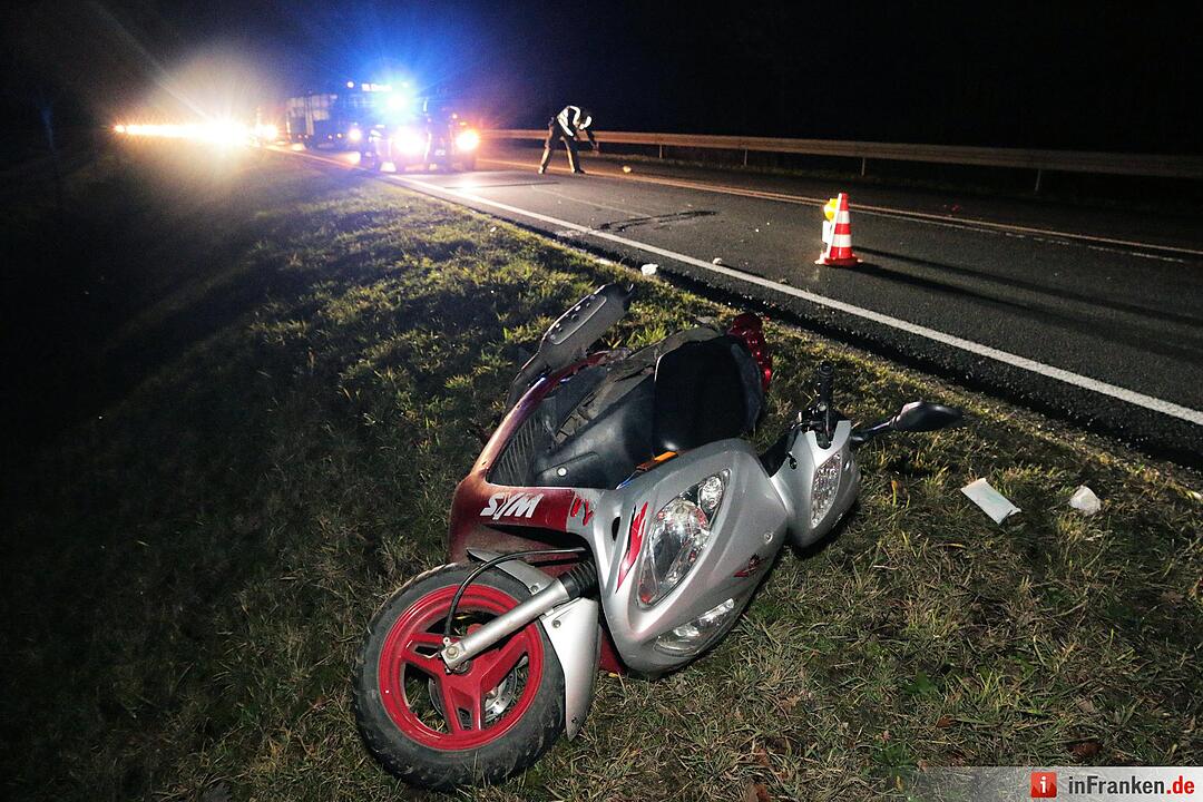 Pkw und Roller kollidieren auf B22 bei Birkach