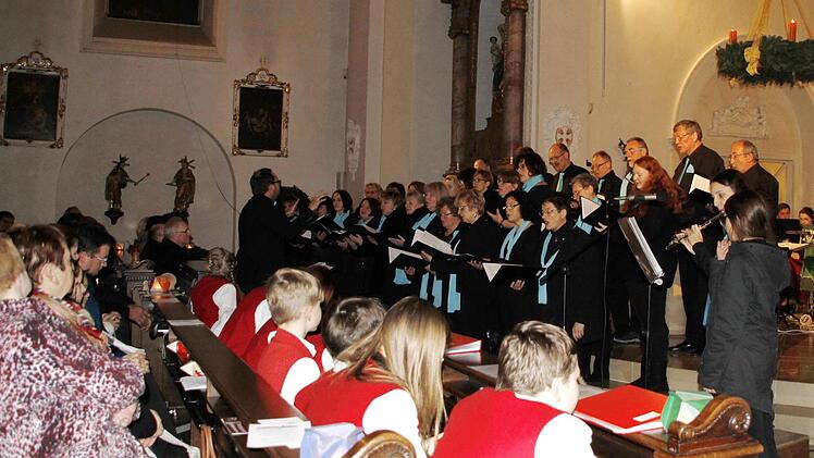 Der Chor Akustica sang in diesem Jahr erstmals von Instrumenten begleitet. Foto: Klaus Klaschka