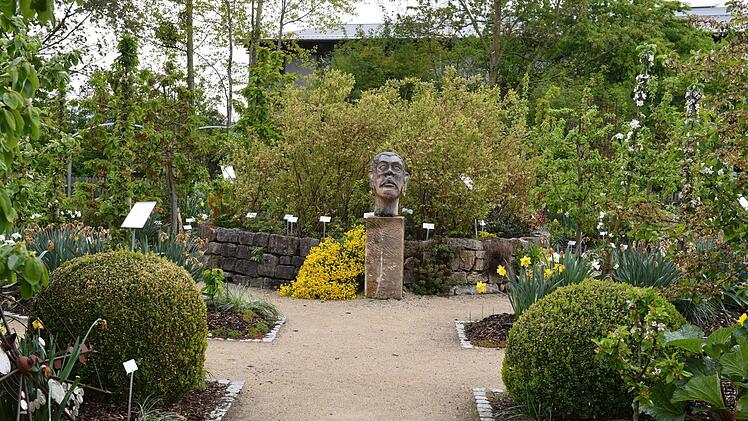 Der Kreislehrgarten ist 1000 m2 klein, aber so angelegt, dass es spaß macht, darin zu flanieren. Foto: Ronald Rinklef
