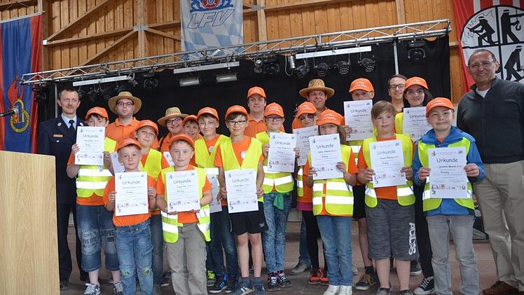 Die Löschdrachen aus Pressig stellten die stärkste Kindergruppe bei der Kinder- Feuerwehrolympiade. Mit im Bild einige Betreuer sowie KBM Markus Wachter (links) und 2. Bürgermeister Stephanus Neubauer (rechts). Foto: K.- H. Hofmann