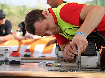 Bei der Waldarbeitermeisterschaft in Gr&auml;fendorf wurden auch Motors&auml;genketten auf Zeit gewechselt. Verletzt man sich dabei, bekommt man Punktabzug. Foto: Bj&ouml;rn Kohlhepp