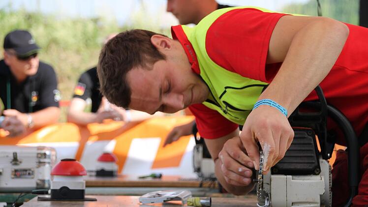 Bei der Waldarbeitermeisterschaft in Gr&auml;fendorf wurden auch Motors&auml;genketten auf Zeit gewechselt. Verletzt man sich dabei, bekommt man Punktabzug. Foto: Bj&ouml;rn Kohlhepp