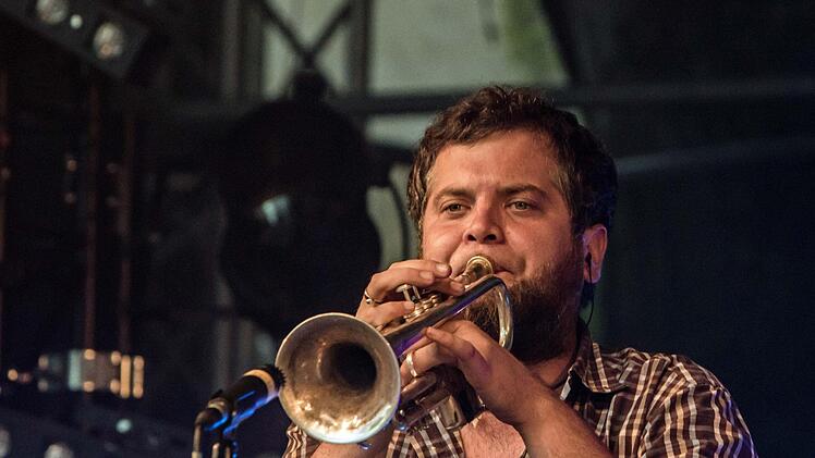 Krachledernes Outfit, mitreißend laute Beats: LaBrassBanda begeistert in Tambach . Foto: Jochen Berger