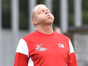 Elf Spiele, kein Sieg, abgeschlagen Letzter: Trainer Christian Martin erlebt mit dem FC Burk eine ganz schwierige Saison. Sportfoto Zink