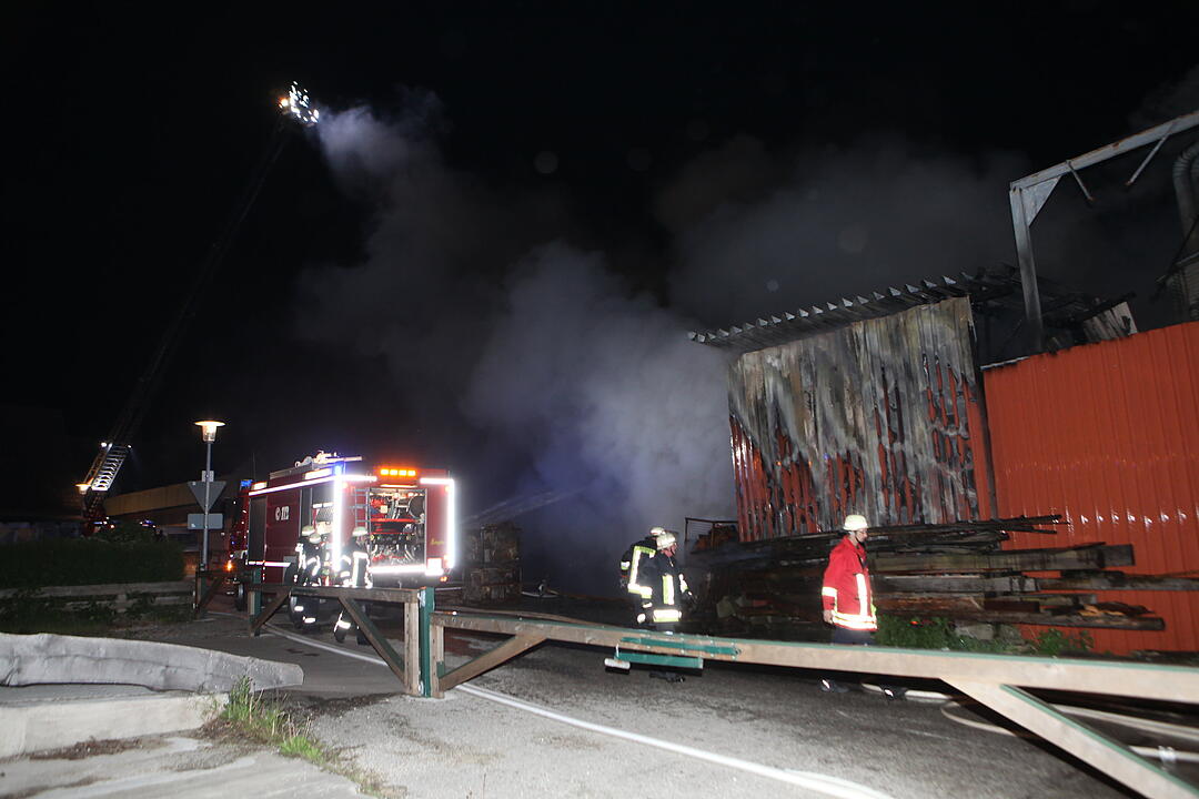 Flammen vernichten stillgelegte Zimmerei