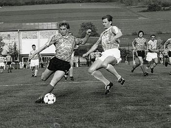 Der FC Ludwigschorgast um J&uuml;rgen Braunersreuther verlor 1989 am letzten Spieltag der Bezirksligasaison beim SSV Kasendorf um Gerd Angermann mit 2:4, stand aber bereits vorher als Meister fest.  Fotos: Kurt Dehler/Archiv