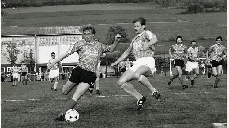 Der FC Ludwigschorgast um J&uuml;rgen Braunersreuther verlor 1989 am letzten Spieltag der Bezirksligasaison beim SSV Kasendorf um Gerd Angermann mit 2:4, stand aber bereits vorher als Meister fest.  Fotos: Kurt Dehler/Archiv