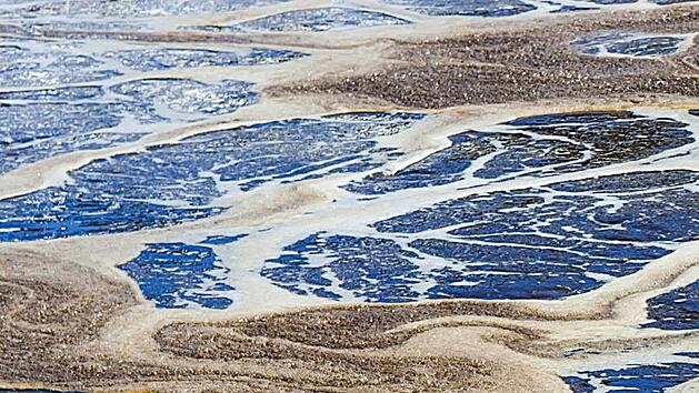 Der Schlamm, der in Kl&auml;ranlagen anf&auml;llt, enth&auml;lt zu mehr als 95. Prozent Wasser. Um ihn verbrennen zu k&ouml;nnen muss er getrocknet werden. Foto: stu12/adobestock.com