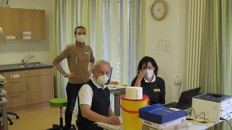 Das mobile Impfteam des Arbeiter-Samariter-Bundes (ASB) Forchheim im Unterleinleiter Demenzzentrum Foto: Demenzzentrum Lindenhof; Diakonisches Werk Bamberg-Forchheim