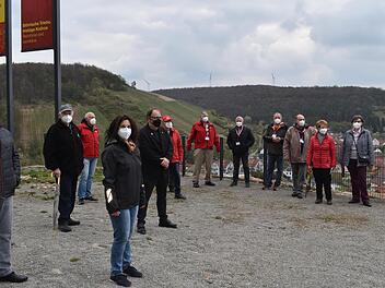 DGB-Ortsverbandsvorsitzender von Ramsthal Xaver Kerber (3. von links) und Kreisvorsitzender Gerhard Klamet (5. von links) hatten zum 1. Mai die Mitglieder zu einer Kundgebung am terroir-f bei Ramsthal geladen.