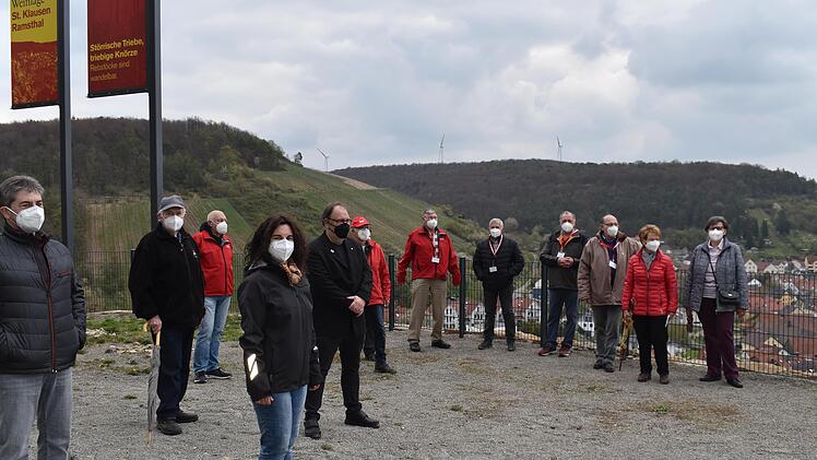 DGB-Ortsverbandsvorsitzender von Ramsthal Xaver Kerber (3. von links) und Kreisvorsitzender Gerhard Klamet (5. von links) hatten zum 1. Mai die Mitglieder zu einer Kundgebung am terroir-f bei Ramsthal geladen.