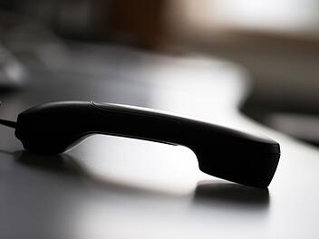 Ein Senior wurde beinahe Opfer eines Betrugs durch einen Schockanruf. Jetzt sucht die Polizei nach Personen, die die Frau am anderen Ende der Leitung erkennen.