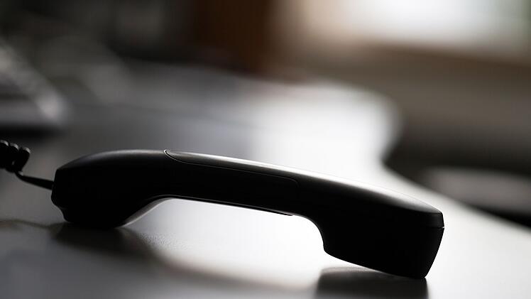 Ein Senior wurde beinahe Opfer eines Betrugs durch einen Schockanruf. Jetzt sucht die Polizei nach Personen, die die Frau am anderen Ende der Leitung erkennen.