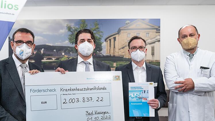 Minister Klaus Holetschek (von links)  Klinikgeschäftsführer Dr. Peter Hermeling, Pflegedirektor Thomas Garten und Ärztlicher Direktor Dr. Pavol Klobusicky.