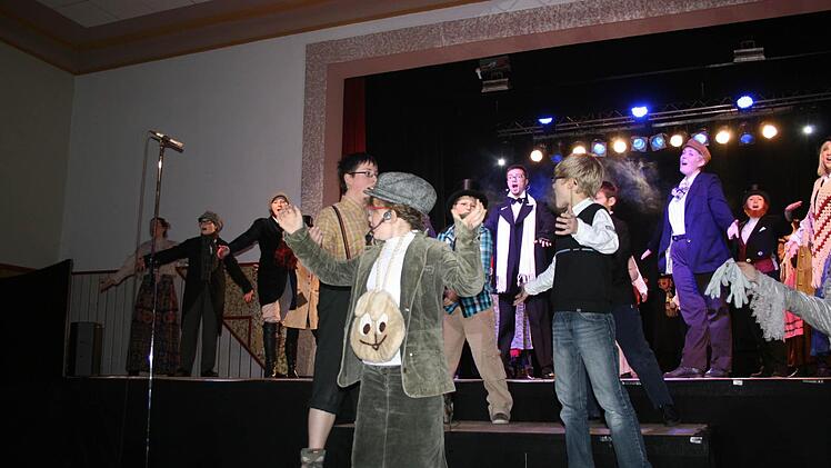 Sie waren glücklich, als sich Mr. Scrooge zu einem besseren Menschen gewandelt hatte.