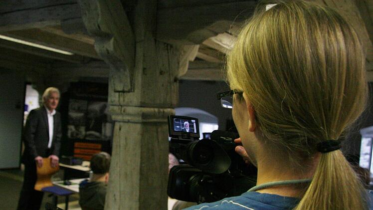 Johannes Düreth hält das Geschehen um sich herum fest.