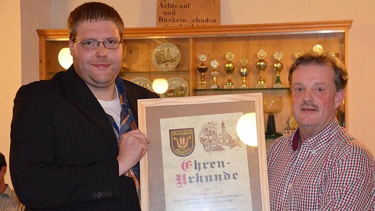 Der Vorsitzende der Musikkapelle Gauaschach, Dominik Oswald (links), übergab die Ernennung von Reinhard Oswald zum Ehrenvorsitzenden. Fotos: Jana Keul