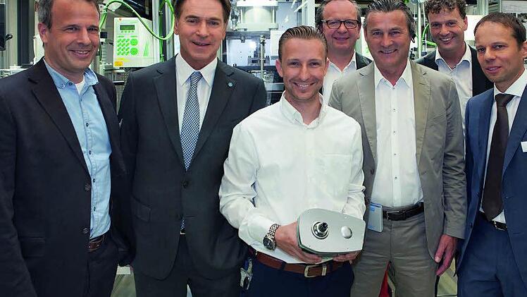 Der erste E-Bike Antrieb von Brose ist gefertigt: Im Beisein von Peter Schlitt, Geschäftsführender Gesellschafter Rotwild, Michael Stoschek, Vorsitzender der Gesellschafterversammlung der Brose Gruppe, Roman Misch, Fertigungsplaner für Brose e-Bike Antriebe, Egbert Hageböck, Vorstand ZEG, Georg Honkomp, Vorsitzender Vorstand ZEG, Sven Bauer, Geschäftsführender Gesellschafter der BMZ GmbH und Christoph Bantle, Leiter Produktbereich e-Bike Brose Gruppe, erfolgte am Dienstag der Start der Serien...