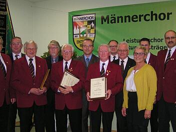 Langjährige Mitglieder wurden unter anderem mit einer Urkunde geehrt. Foto: Heidi Amon