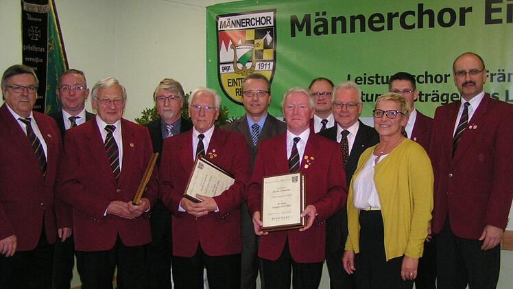 Langjährige Mitglieder wurden unter anderem mit einer Urkunde geehrt. Foto: Heidi Amon
