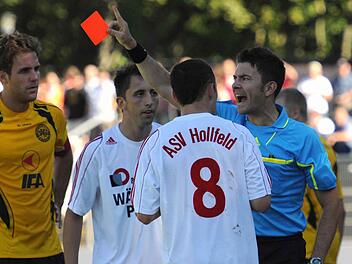 Videoaufnahmen von Amateur-Spielen, wie hier beim Landesliga-Spiel des ASV Hollfeld gegen die SpVgg Bayreuth im Jahr 2011, wollte der BFV streng reglementieren und ein Stück weit für sich beanspruchen. Diese Praxis ist nun vorerst gestoppt. Foto: Peter Mularczyk/Archiv