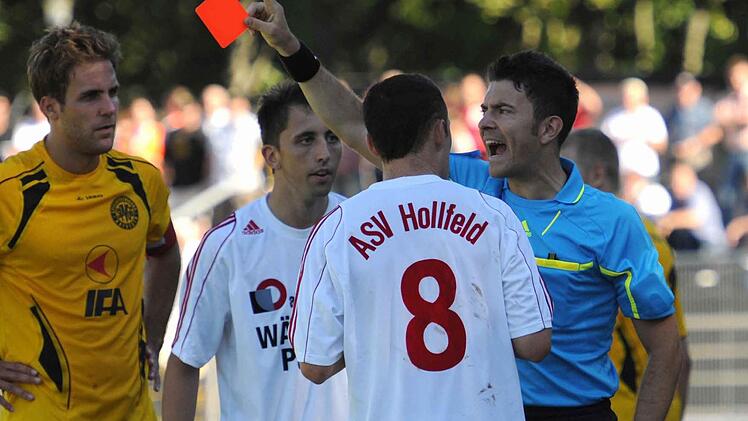 Videoaufnahmen von Amateur-Spielen, wie hier beim Landesliga-Spiel des ASV Hollfeld gegen die SpVgg Bayreuth im Jahr 2011, wollte der BFV streng reglementieren und ein Stück weit für sich beanspruchen. Diese Praxis ist nun vorerst gestoppt. Foto: Peter Mularczyk/Archiv