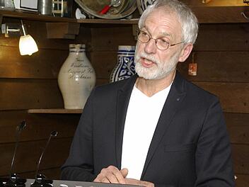 Roman Kempf stellte den letzten Band seiner historischen Krimi-Serie um Klosterbruder Abel, das "Mainzer Rad" in einer Autorenlesung im Gasthaus Nöth vor.  Foto: Winfried Ehling