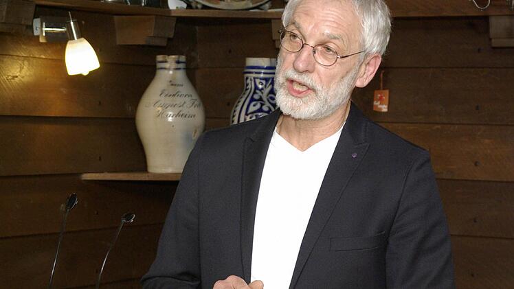 Roman Kempf stellte den letzten Band seiner historischen Krimi-Serie um Klosterbruder Abel, das "Mainzer Rad" in einer Autorenlesung im Gasthaus Nöth vor.  Foto: Winfried Ehling