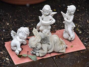 Grabschmuck: Was ist erlaubt und was nicht? Foto: Ronald Rinklef