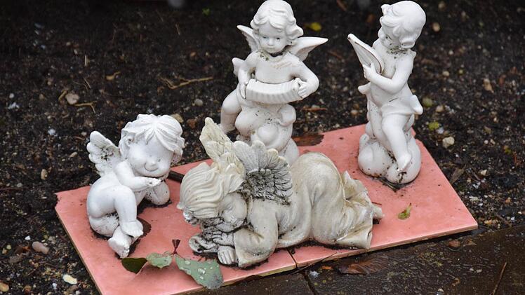 Grabschmuck: Was ist erlaubt und was nicht? Foto: Ronald Rinklef