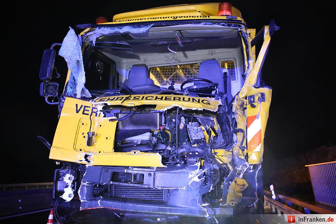 Lkw walzt Nachtbaustelle nieder - Bauarbeiter schwer verletzt - Bild der Verwuestung auf mehr als 300 Metern