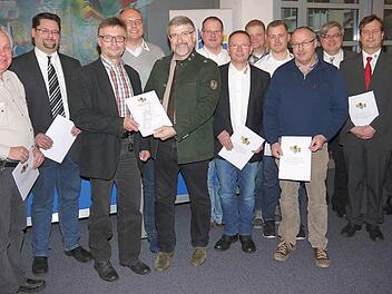 Sie wurden vom Zweckverband für Rettungsdienst und Feuerwehralarmierung für ihr Engagement bei der Einführung des Digitalfunks ausgezeichnet (von links): Ralf Weidenhammer, Stefan Wicklein, Ottmar Jahn, Danny Roth, Michael Busch, Volker Drexler-Löffler, Albert Florschütz, Stephan Ludwig, Tobias Eismann, Herbert Eisentraudt, Thomas Petrak, Peter Kunzelmann und Klaus Langer. Foto: Berthold Köhler