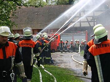 Wasser Marsch! Die Feuerwehr im Einsatz Archivfoto: Eckehard Kiesewetter