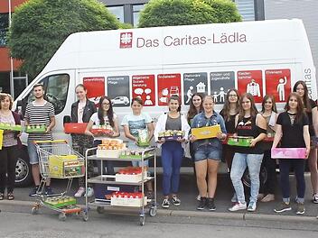 Bei der Abholung der gespendeten Lebensmittel durch (ab zweite von links) Silvia T&uuml;bel und Maximilian Fischer vom "L&auml;dla" waren auch Schulleiterin Christa B&auml;nisch (links) sowie viele "Hobbyk&ouml;che" mit ihrer Leiterin Jutta Dietzel (rechts) anwesend.  Foto: Heike Sch&uuml;lein