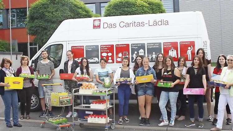 Bei der Abholung der gespendeten Lebensmittel durch (ab zweite von links) Silvia T&uuml;bel und Maximilian Fischer vom "L&auml;dla" waren auch Schulleiterin Christa B&auml;nisch (links) sowie viele "Hobbyk&ouml;che" mit ihrer Leiterin Jutta Dietzel (rechts) anwesend.  Foto: Heike Sch&uuml;lein