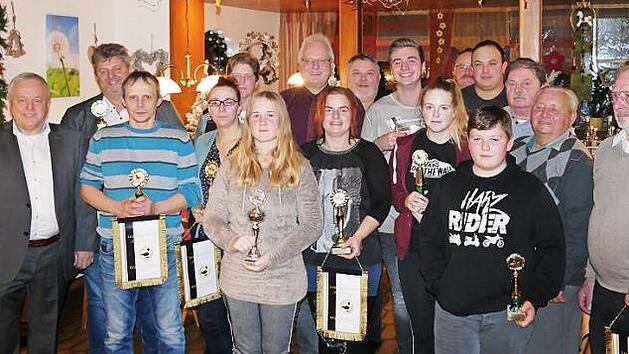 Nach dem Küren der Vereinsbesten stellten sich die erfolgreichen Züchterinnen und -züchter sowie Offiziellen der Kamera. Unser Bild zeigt (von links) Vorsitzenden Wolfgang Krügel, Michael Heinisch, Michael Krügel, Angelika Geissler, Julia Kiese, Nathalie Klier, Zweiten Bürgermeister Stefan Sigmund, Sandra Becke, Alwin Geissler, Felix Heinisch, Stefan Sesselmann, Nathalie Becke, Julian Sesselmann, Leander Wohlrath, Gerhard Schrepfer, Ehrenvorsitzender Ferdinand Heinisch und Horst Wohlrath.  Fo...