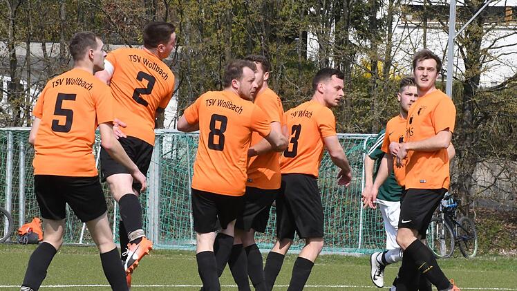 Durchlässige Mauer: Hier bleibt den Reserve-Spielern des TSV Wollbach bei der B-Klassen-Partie im Bad Kissinger Stadtteil Winkels tatsächlich nur noch das Prinzip Hoffnung. Hopf