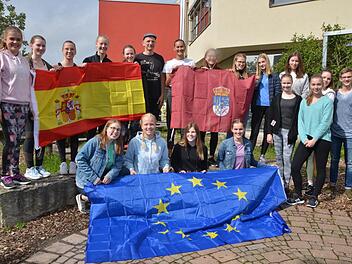Drei Generationen: Diese Schüler des Herzogenauracher Gymnasiums waren bereits in Salamanca oder fahren heuer dorthin. Lehrer Martin Schlund-Götz (Mitte) ist dabei.  Foto: Bernhard Panzer