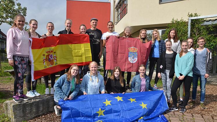 Drei Generationen: Diese Schüler des Herzogenauracher Gymnasiums waren bereits in Salamanca oder fahren heuer dorthin. Lehrer Martin Schlund-Götz (Mitte) ist dabei.  Foto: Bernhard Panzer